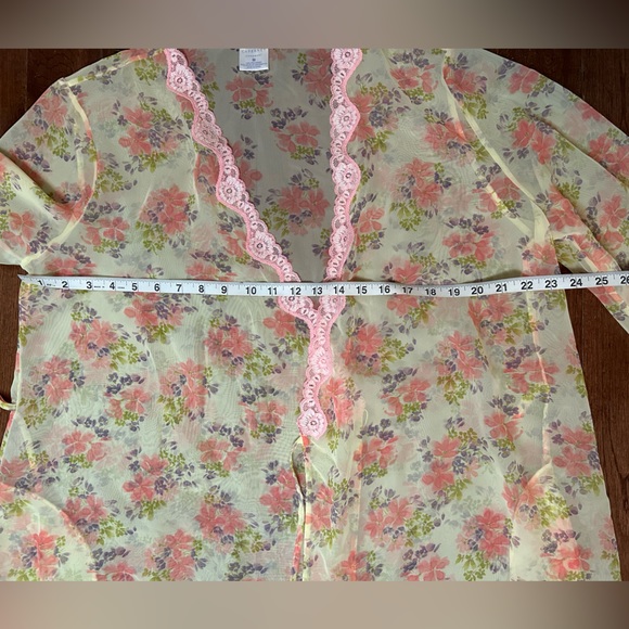 Sheer Flower and Lace Kimono - Picture 4 of 11